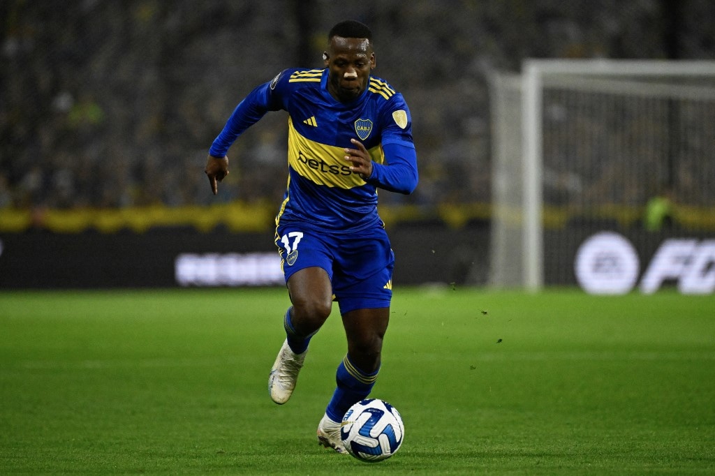 Luis Advíncula es titular en la final de la Copa Libertadores 2023. (Foto: AFP)