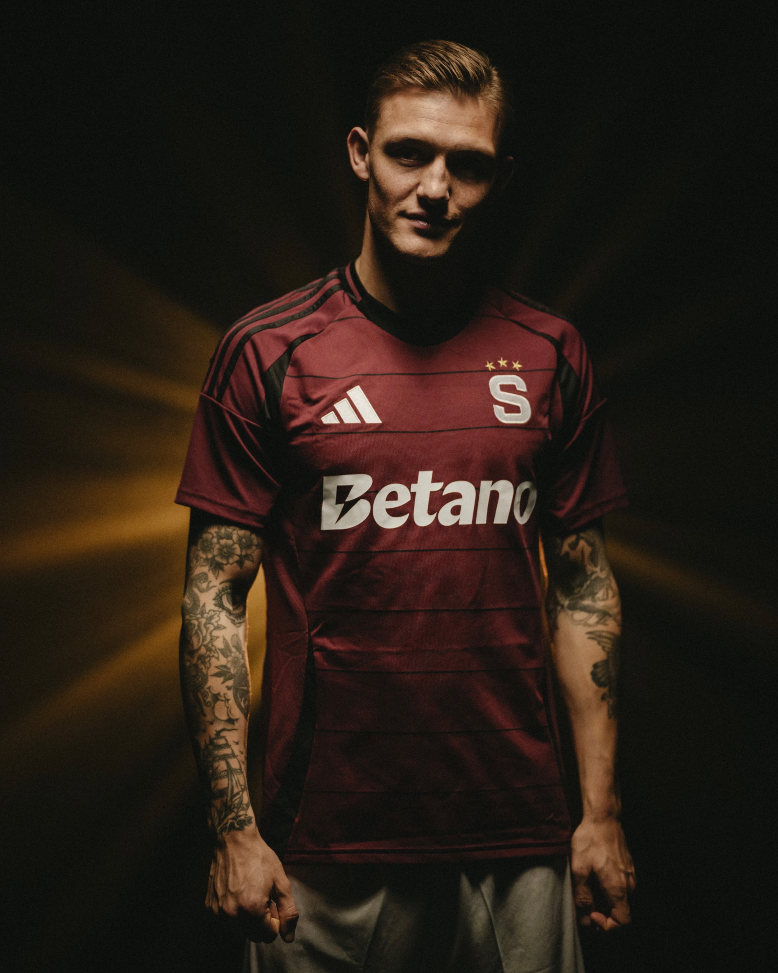 Oliver Sonne presentado en Sparta Praga de República Checa.