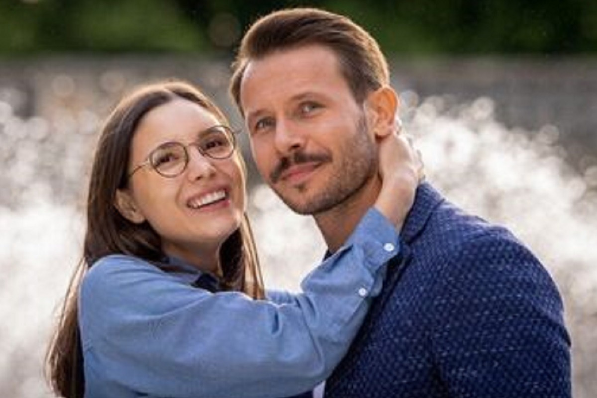 Adrianna Chlebicka como Monika y Mateusz Banasiuk como Enzo en la película polaca "Amor al cuadrado por siempre" (Foto: Netflix)