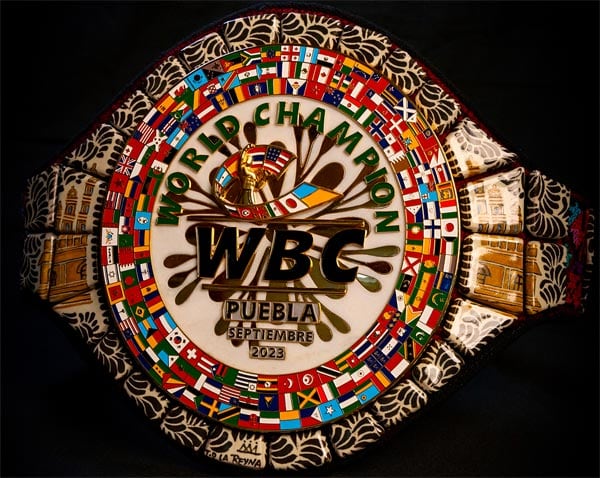 El Consejo Mundial de Boxeo (CMB) ha dado a conocer el nuevo e impresionante cinturón Puebla, diseñado por Angélica Moreno en el taller de Talavera de la Reyna. | Crédito: WBC