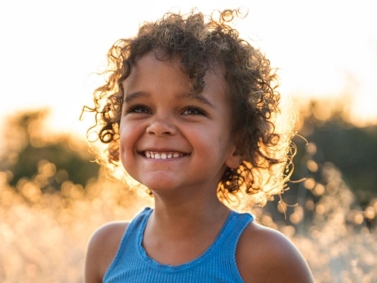 Mana Darville, el hijo del destacado actor australiano Eka Darville, nos dejó tras una valiente batalla contra una enfermedad implacable (Foto: Lets Go Mana / Instagram)