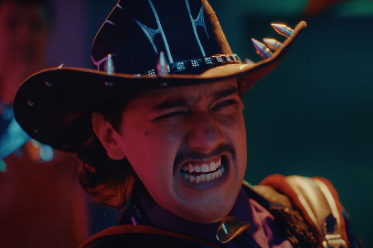 Harold Azuara como Preciado en la película mexicana "Los (casi) Idolos de Bahia Colorada" (Foto: Netflix)