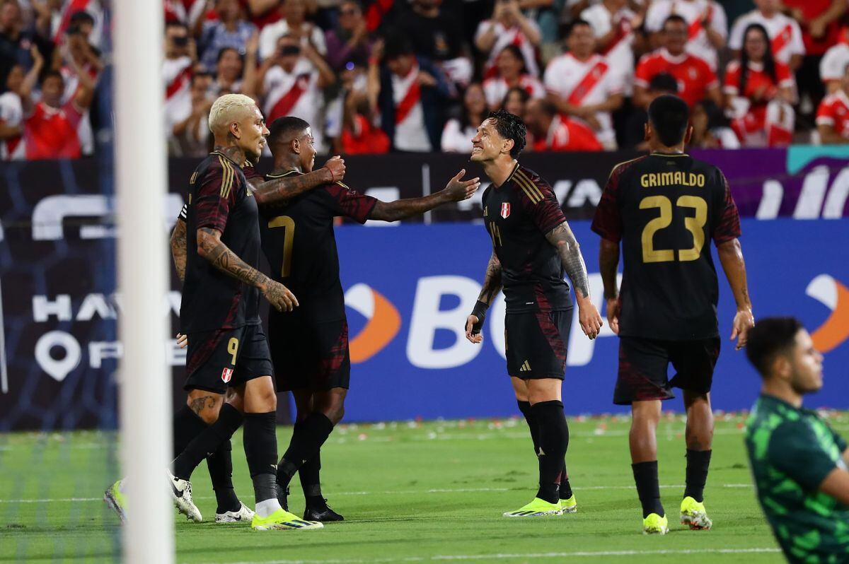 La celebración de Gianluca Lapadula con Andy Polo. (Foto: Jesús Saucedo / GEC)