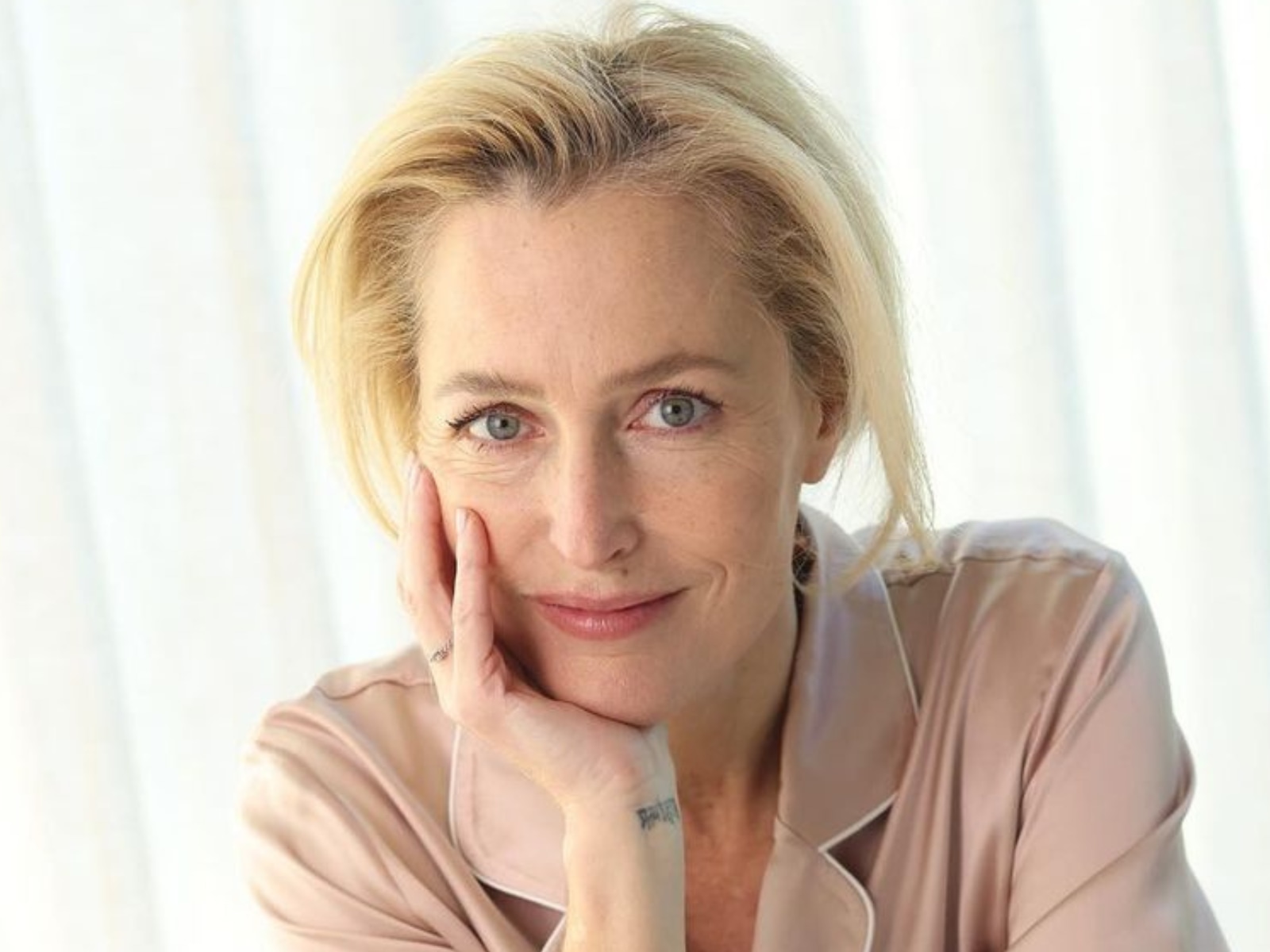 Una actriz famosa por su destacada interpretación en series como "Los Expedientes Secretos X," "The Crown" y "Sex Education," es Gillian Anderson (Foto: Gillian Anderson / Instagram)
