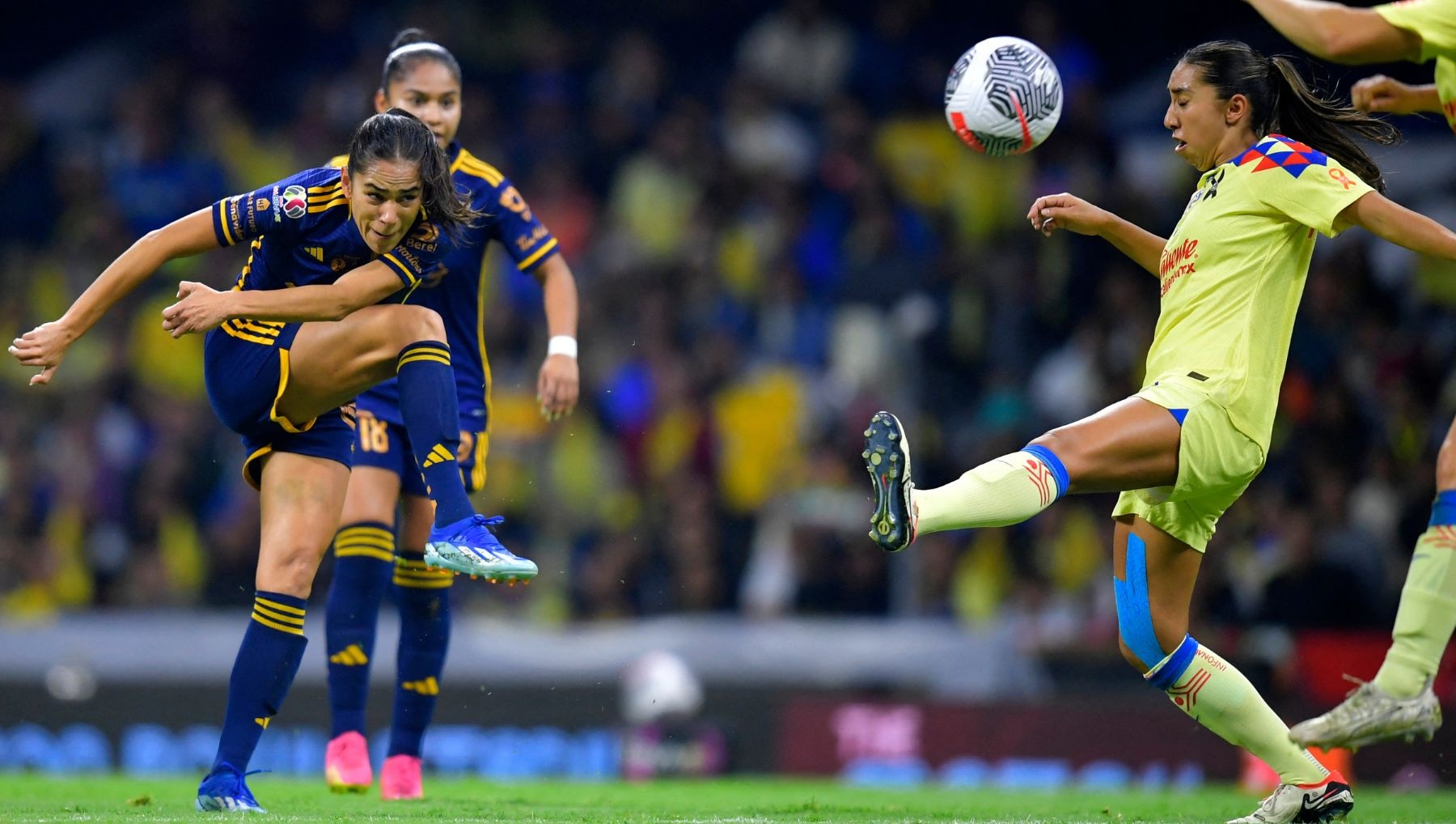 Sigue el Tigres vs América en vivo vía Canal 5 por la final de la Liga MX Femenil en el estadio Azteca. (Foto: AFP)