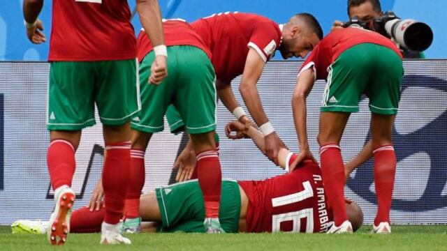 Cabeza con cabeza: el tremendo choque de Amrabat que lo sacó del Marruecos vs. Irán [VIDEO]