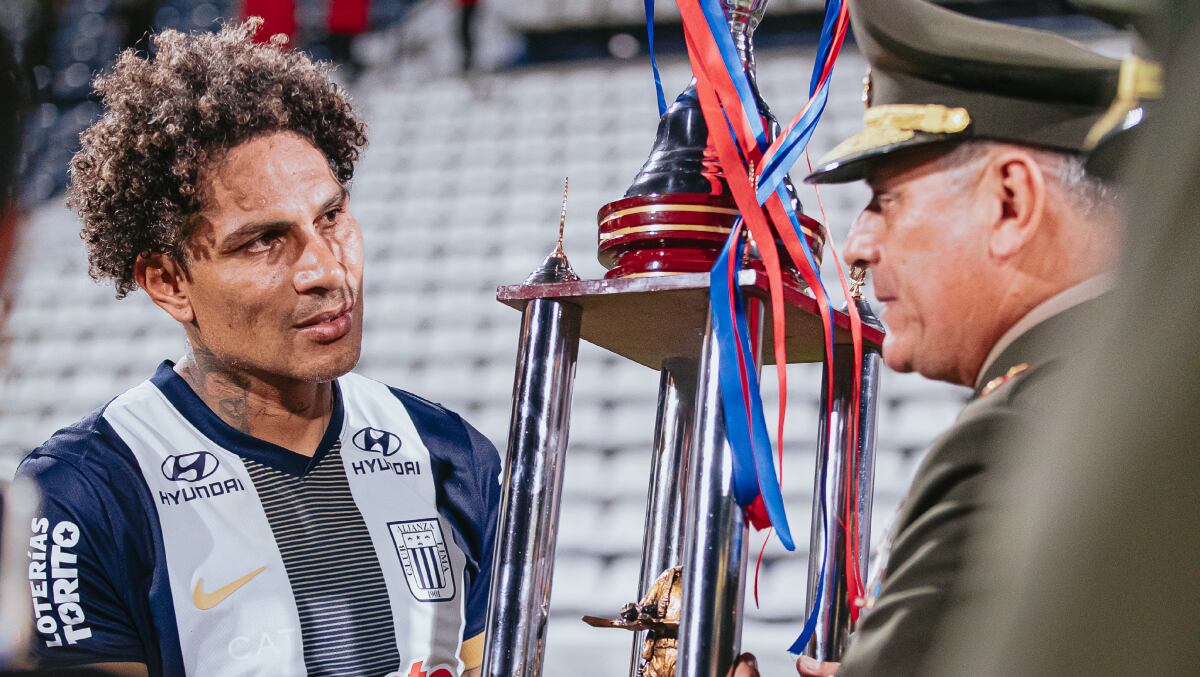 Paolo Guerrero participó de homenaje a los héroes del Cenepa. (Foto: Alianza Lima)