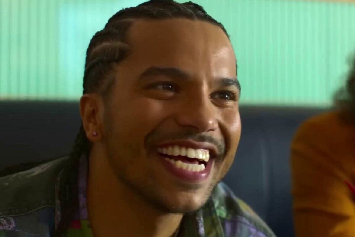 Tyler Dean Flores como Santi en la serie "Neón" (Foto: Netflix)