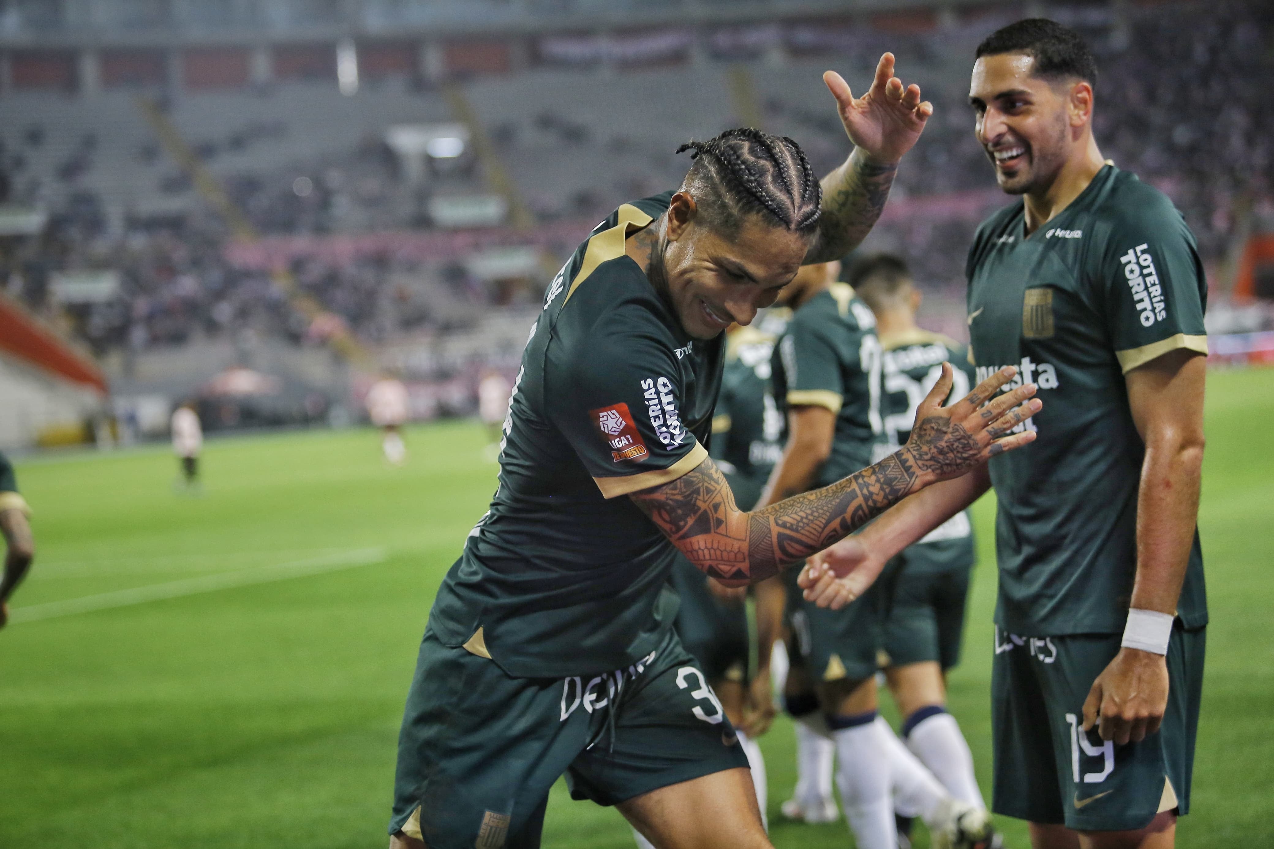 Paolo Guerrero celebró su primer gol bailando como Farfán y Guizasola. (Foto: GEC)