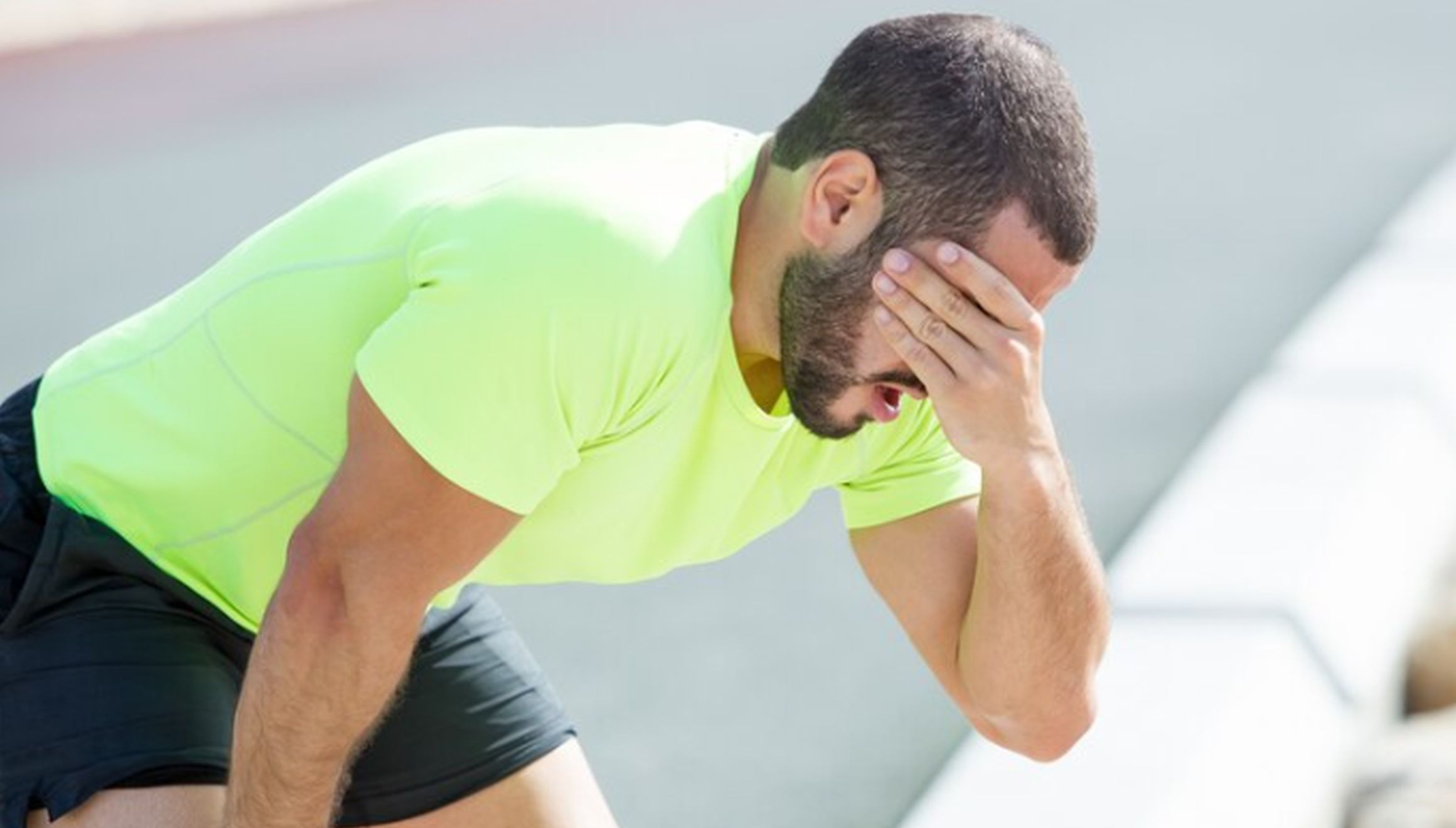 En esta imagen se aprecia a un hombre con fatiga muscular. (Foto: aleksandarlittlewolf / Freepik)