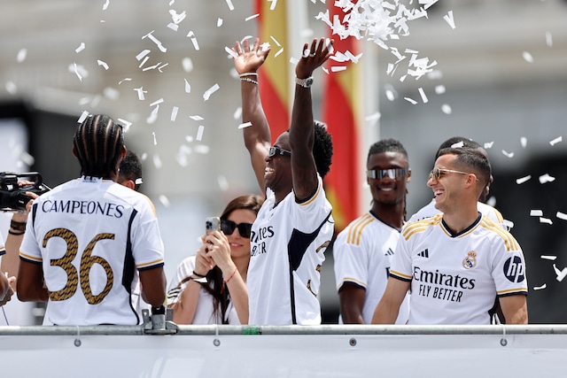 Cumplidos los actos protocolarios en la sede de la Comunidad de Madrid y el Ayuntamiento de Madrid, el Real Madrid continuó la celebración de su 36º título de Liga por las calles de la ciudad, en un autobús descapotable camino a Cibeles. (Foto: EFE)