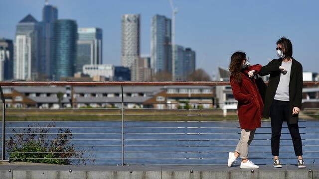 OMS pide no saludar con el codo: ¿cuál es la alternativa que propone?    