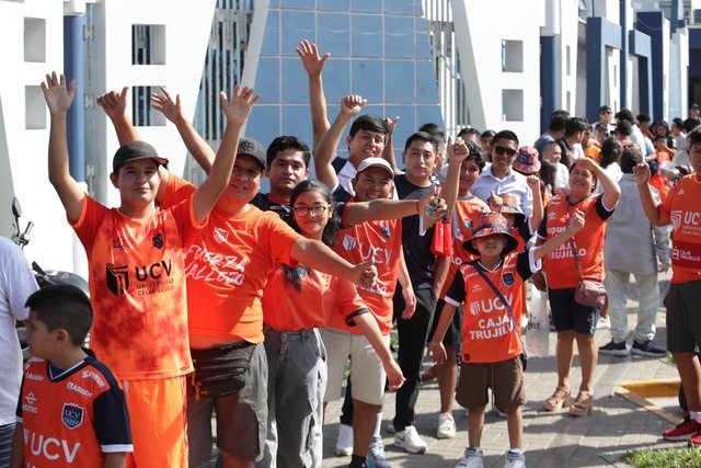 Cientos de personas llegaron a los exteriores de la UCV para ver a Paolo Guerrero. (Foto: lessandro Currarino / Enviado especial a Trujillo / @photo.gec)