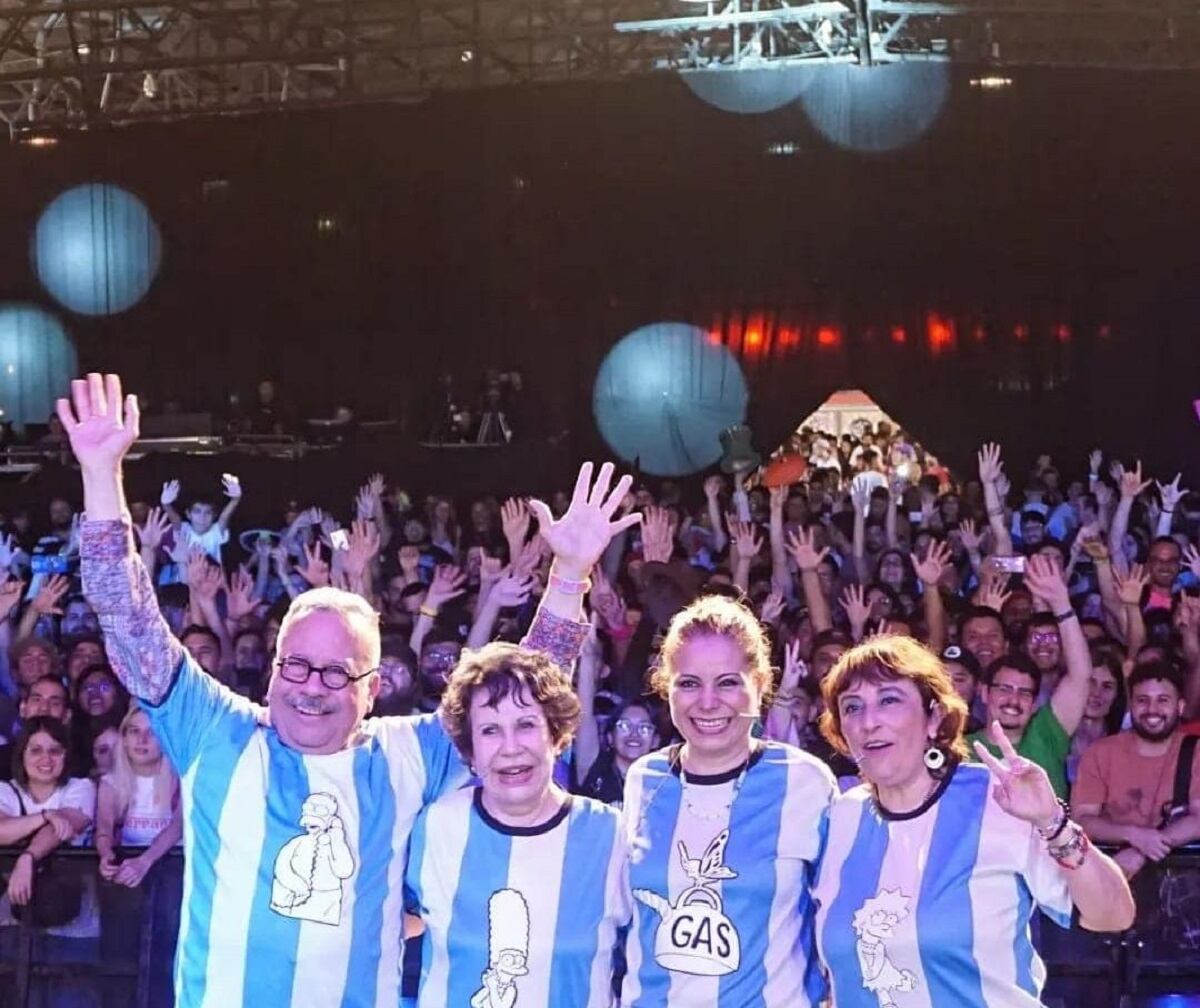 Humberto Velez junto a Nancy MacKenzie, quien le dio voz a Marge Simpson, y otros colegas (Foto: Humberto Velez/ Instagram)