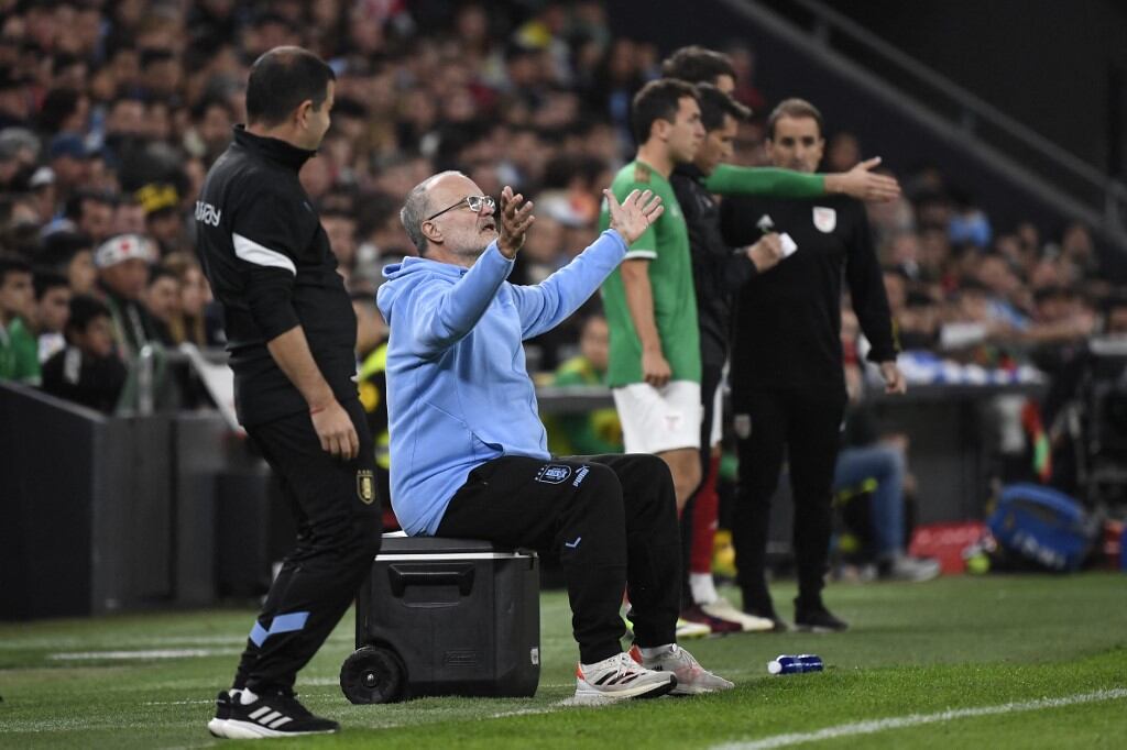 Marcelo Bielsa debutó como DT de Uruguay en junio de 2023. (Foto: AFP)