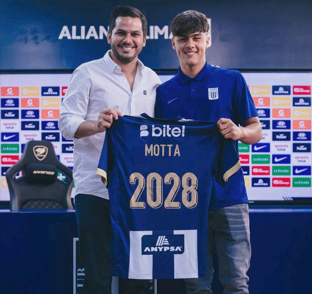 Geray Motta firmó su primer contrato profesional con Alianza Lima hasta 2028. (Foto: Alianza Lima)
