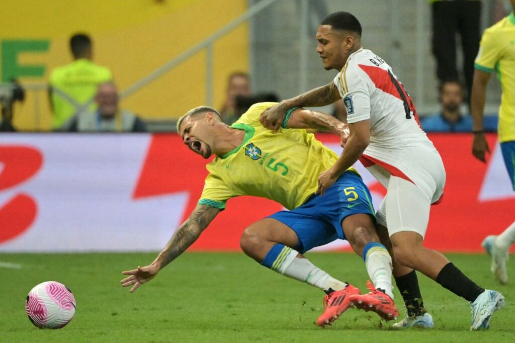 Bryan Reyna en el partido ante Brasil por las Eliminatorias. (Foto: Getty Images)