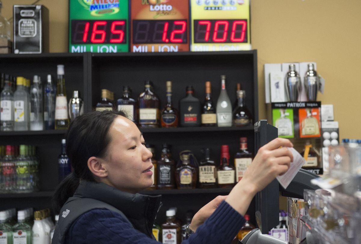 No se necesita ser estadounidense o tener estatus migratorio legal para comprar una boleto de Powerball o Mega Millions (Foto: AFP)