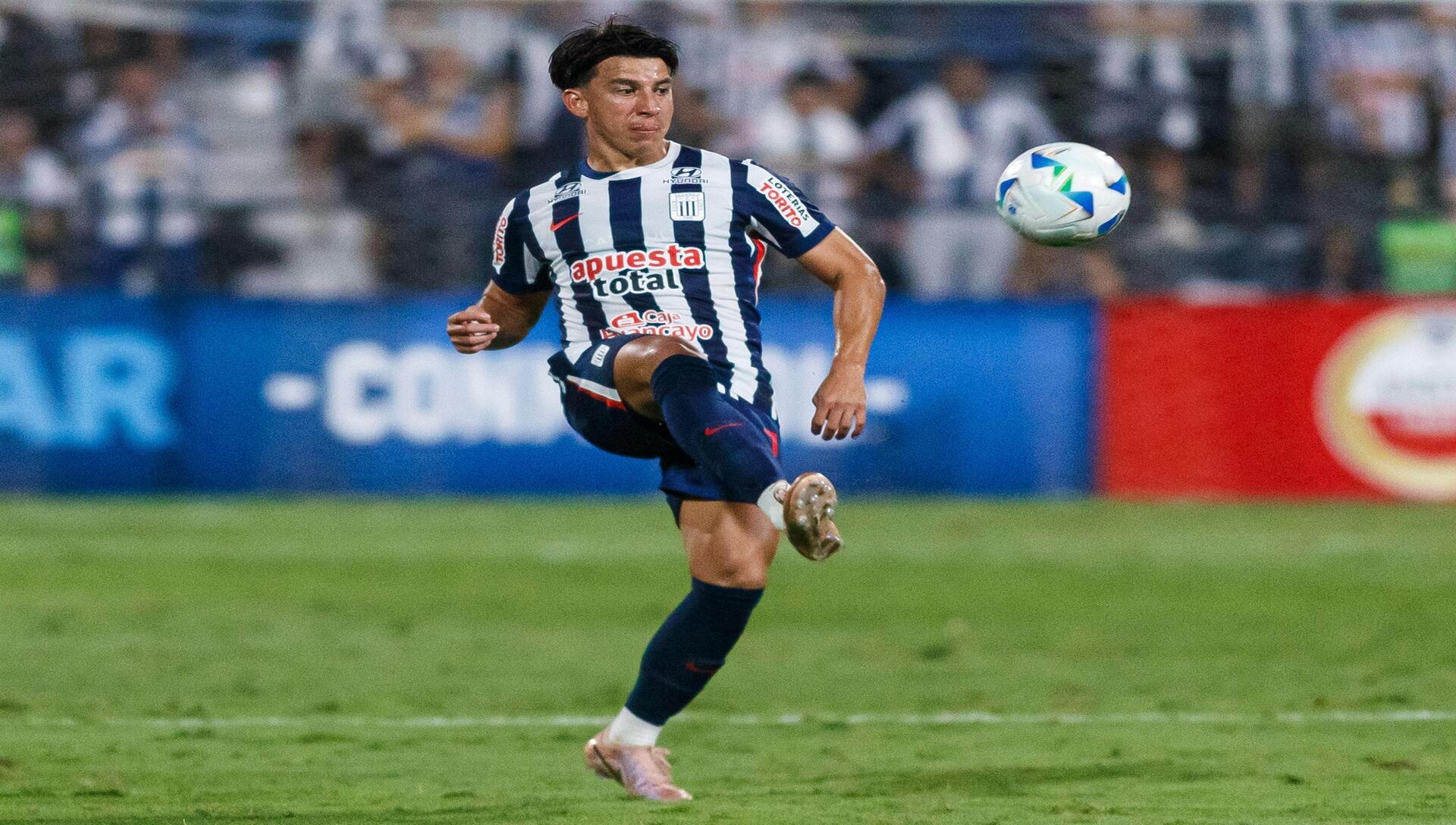 Los blanquiazules saldrán a defender el liderato en el duelo Alianza Lima vs Moquegua (Crédito: Alamy Stock Photo).