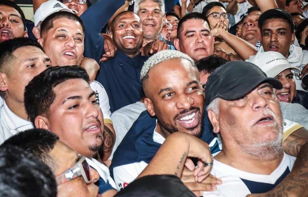 Jefferson Farfán asistió a tribuna sur para ver el debut de Paolo Guerrero con Alianza Lima. (Foto: Enfocados)
