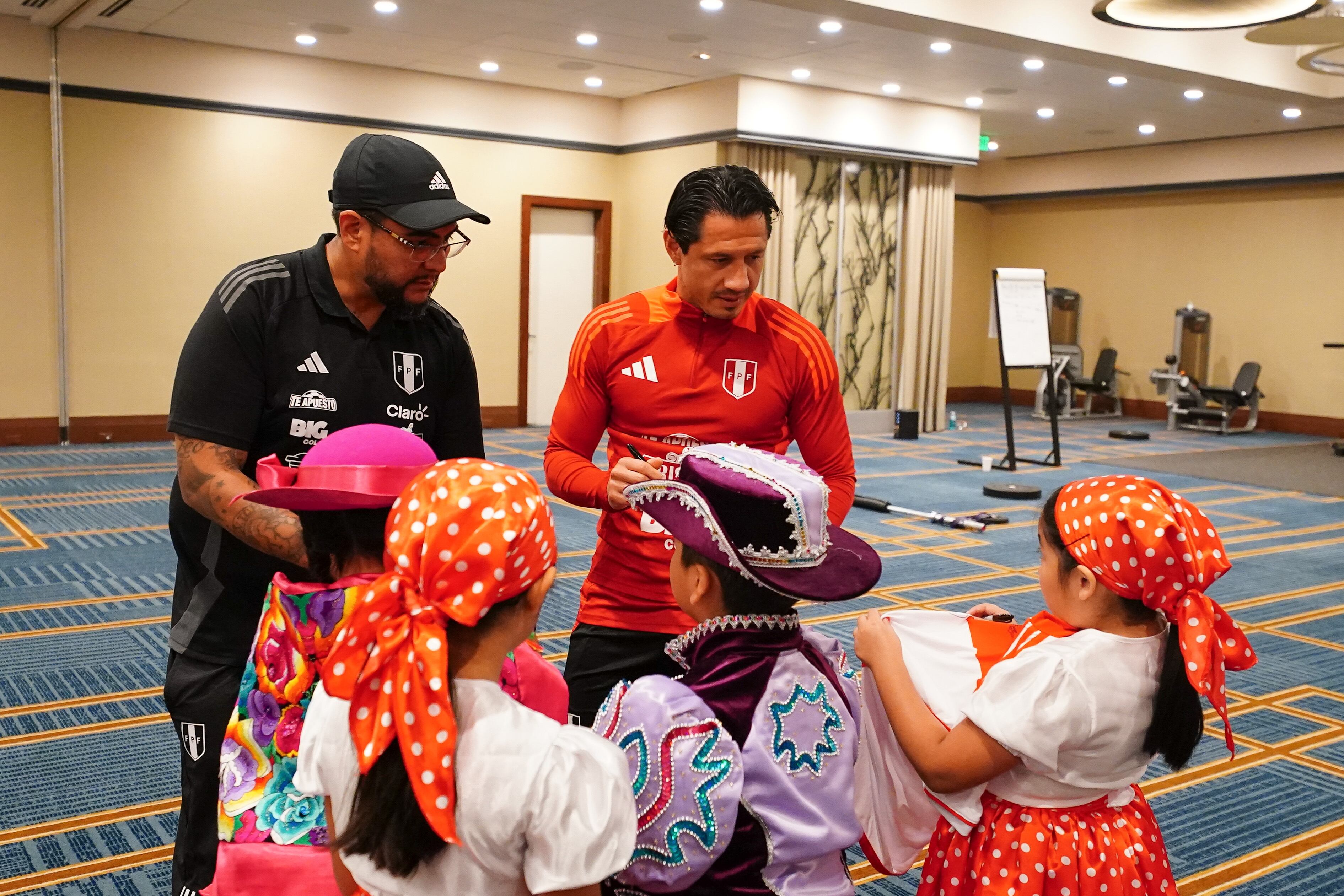 La Bicolor compartió un emotivo momento junto a niños hijos de ciudadanos peruanos nacidos en EE.UU. (Foto: Selección Peruana).