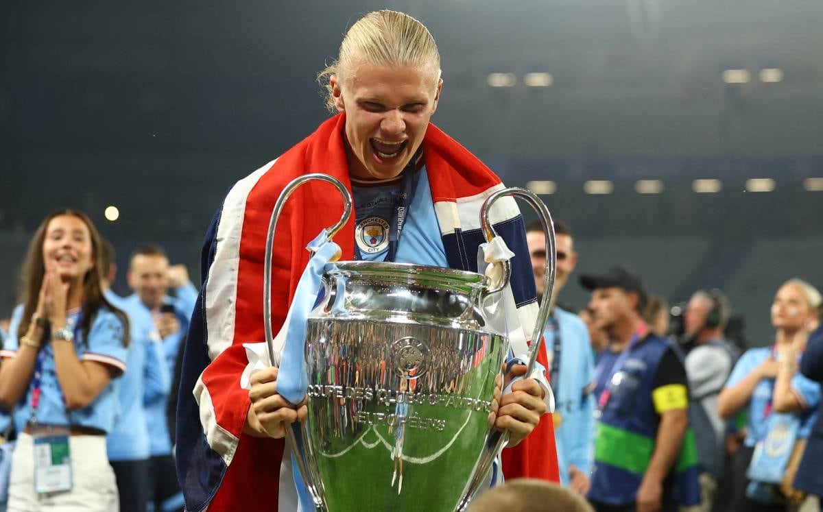 Erling Haaland levantando la copa de la Champions League con el Manchester City. (Foto: Agencias).