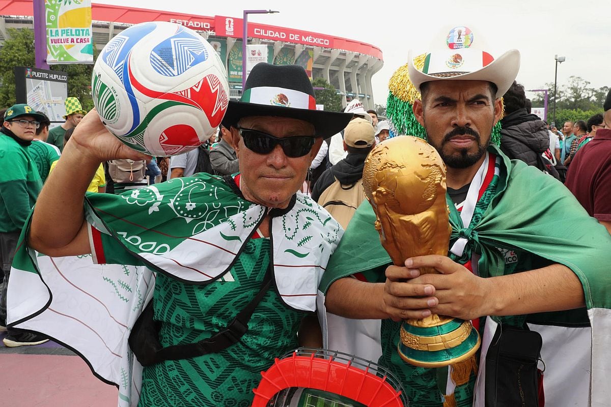 Aficionados posan a las afueras del estadio Ciudad de México a un día de la inauguración del Mundial de la FIFA 2026 entre las selecciones de México y Sudáfrica. EFE/Mario Guzmán
