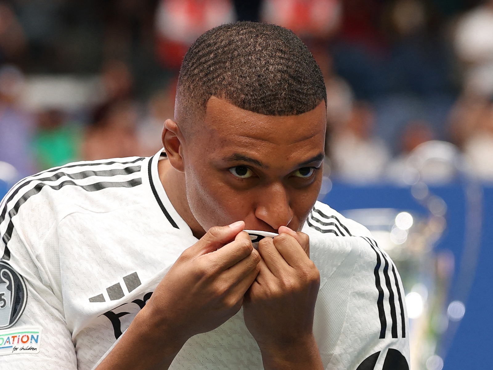 El francés Kylian Mbappé en el estadio Santiago Bernabéu durante su presentación como futbolista del Real Madrid (Foto: AFP)