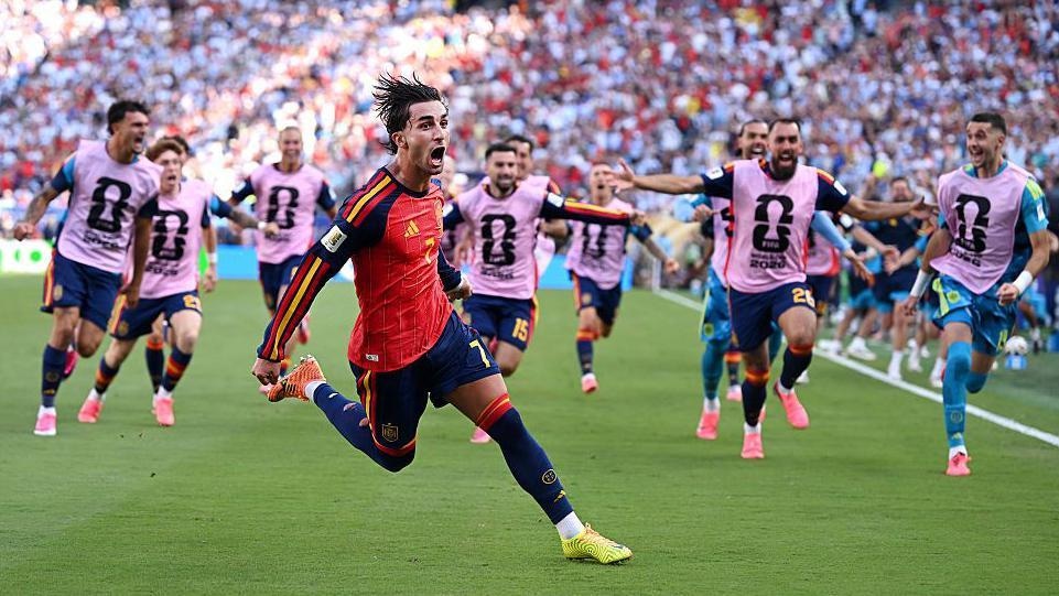 El ‘Tiburón’ vuelve a morder: Ferran Torres decide la final de fútbol más importante del año calzando Under Armour. (Foto: AFP)