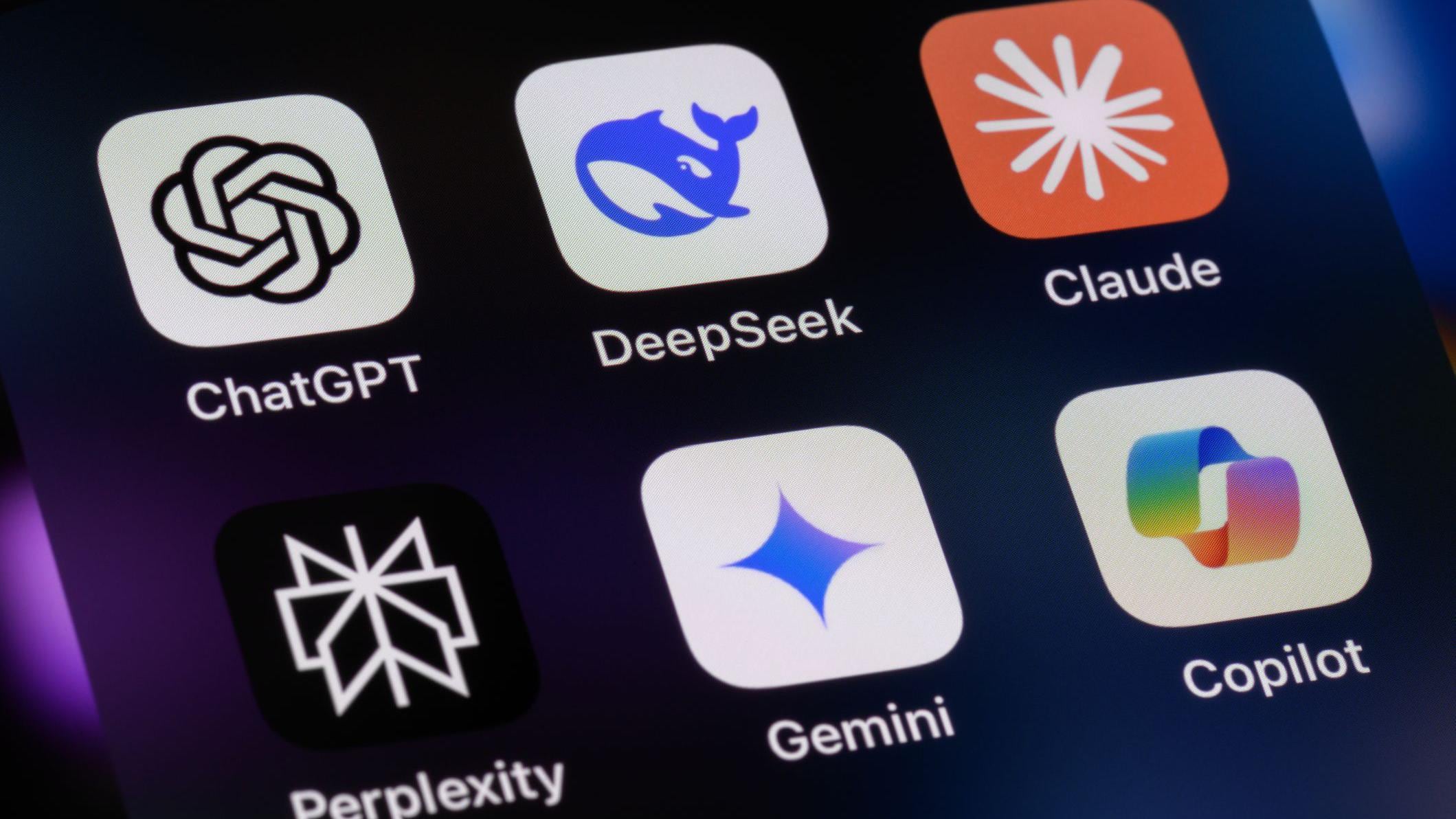 Las app de asistencia virtual de IA en una pantalla de teléfono -ChatGPT, DeepSeek, Anthropic Claude, Perplexity, Google Gemini, Microsoft Copilot