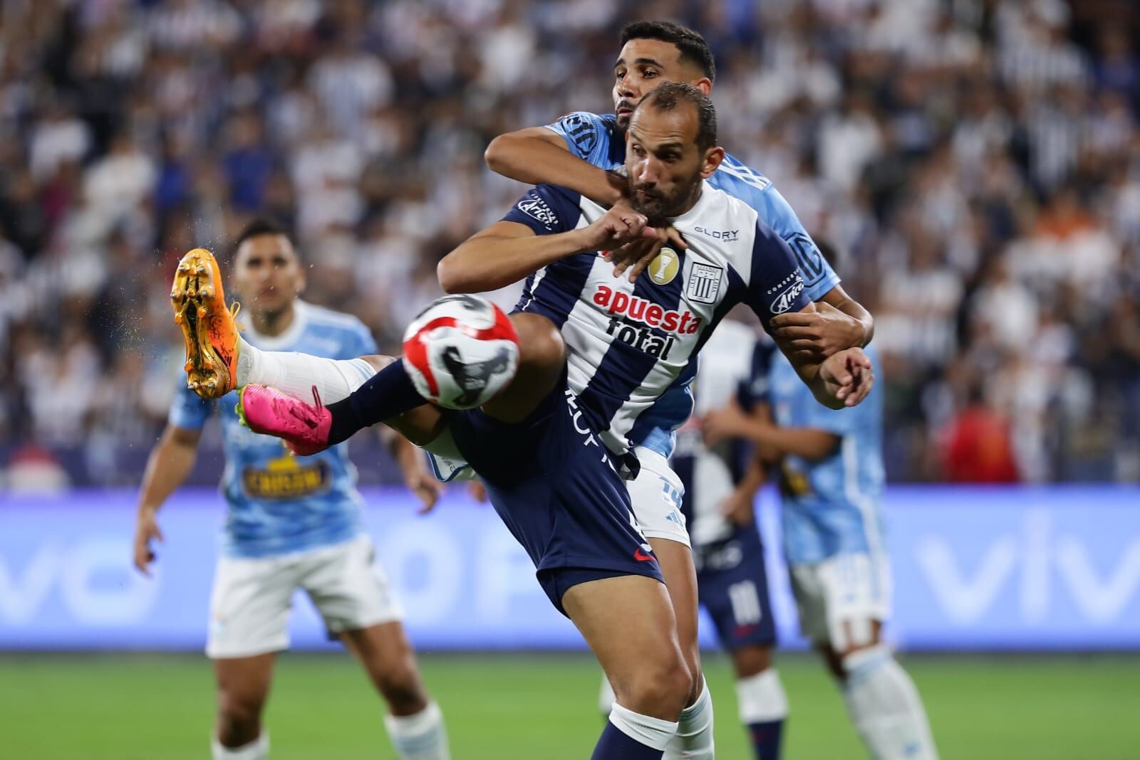 Ignácio da Silva tuvo un duelo aparte con Hernán Barcos. (Foto: Jesús Saucedo / GEC)
