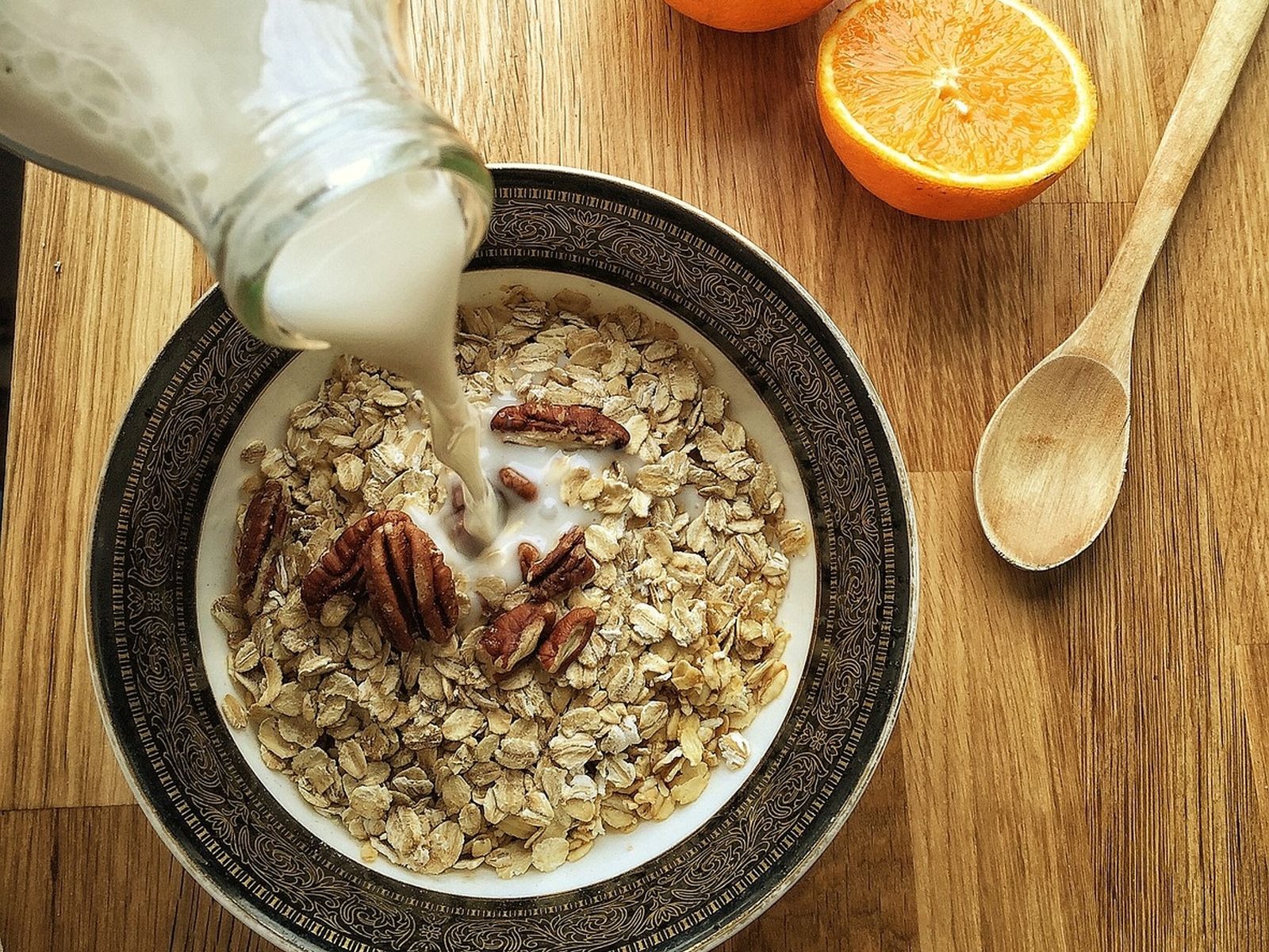 En esta imagen se puede apreciar un plato de avena, que está siendo mezclada con varios alimentos. (Foto: Melanie Rodriguez / Pixabay)