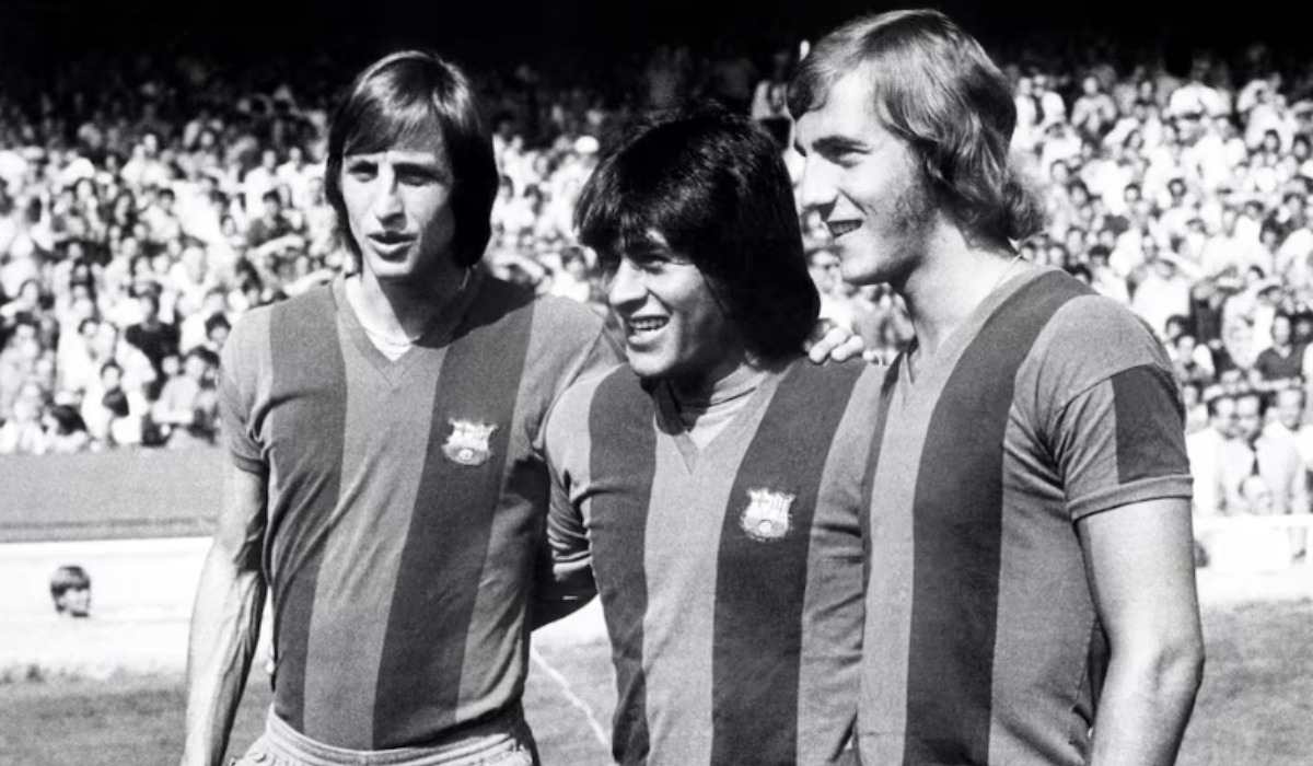 Hugo Sotil al lado del icónico Johan Cruyff en el FC Barcelona. (Foto: AFP).