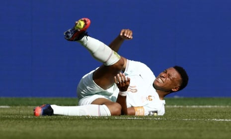 ¡Preocupación en Francia! Mbappé fue captado con hielo en el tobillo tras salir lesionado ante Marruecos