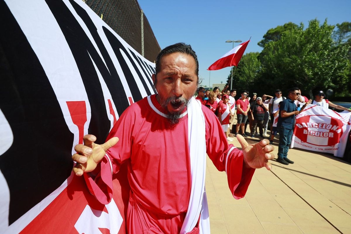El 'Hincha Israelita' ya está en Barcelona para acompañar a la selección peruana. (Foto: Daniel Apuy / GEC)