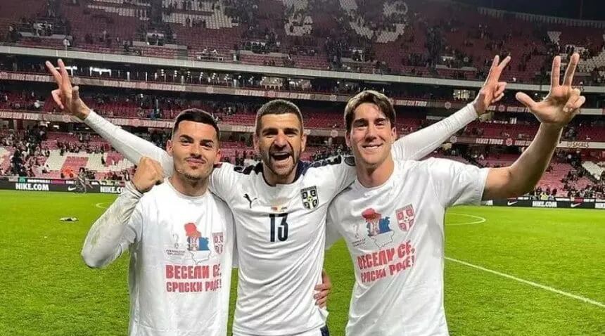 Dusan Vlahovic festejó mostrando sus tres dedos y con una remera en alusión al enfrentamiento político entre Serbia y Kosovo.