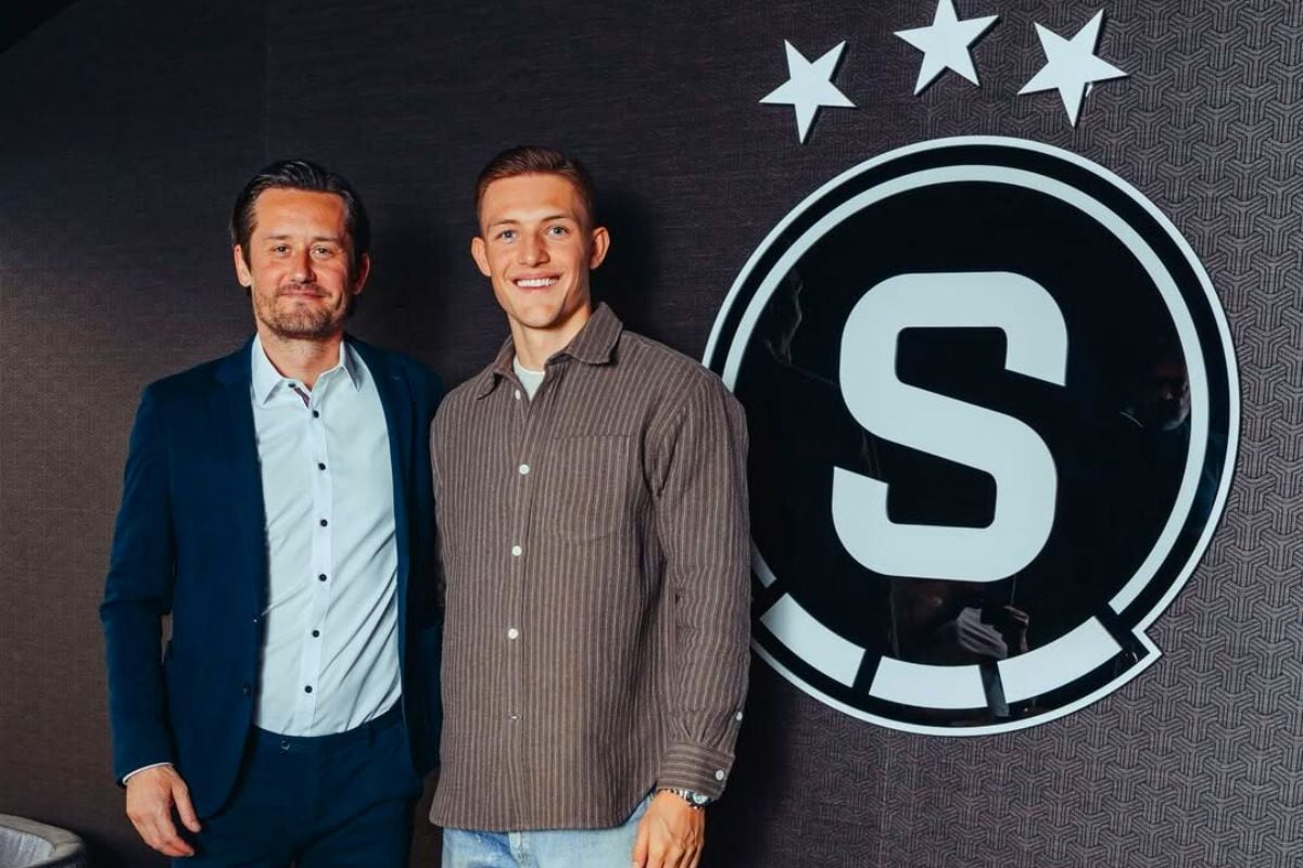 Oliver Sonne también fue presentado por Tomas Rosicky cuando llegó a Sparta Praga (Foto: @acsparta_cz)