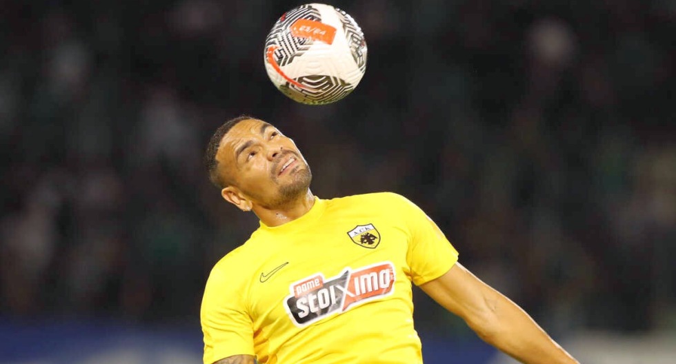 Alexander Callens volvió a tener minutos con AEK Atenas. (Foto: Agencias)