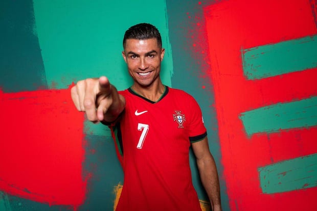 Es la sexta Eurocopa para Cristiano Ronaldo. El luso posiblemente sea titular en el debut de su selección en la presente edición del torneo continental. | Foto: AFP