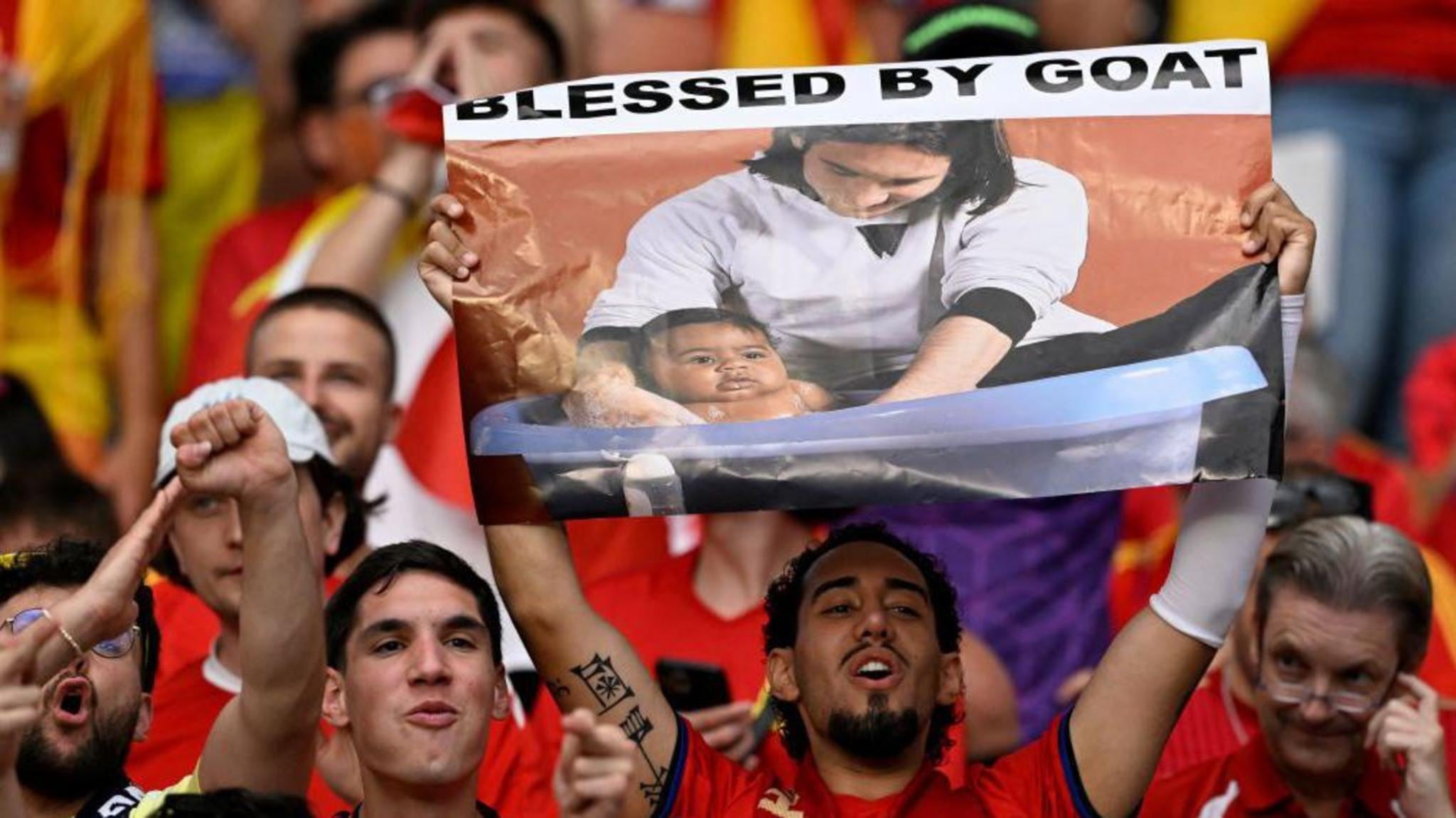 La famosa fotografía de Messi con Yamal en carteles durante la Eurocopa de 2024 y este Mundial.