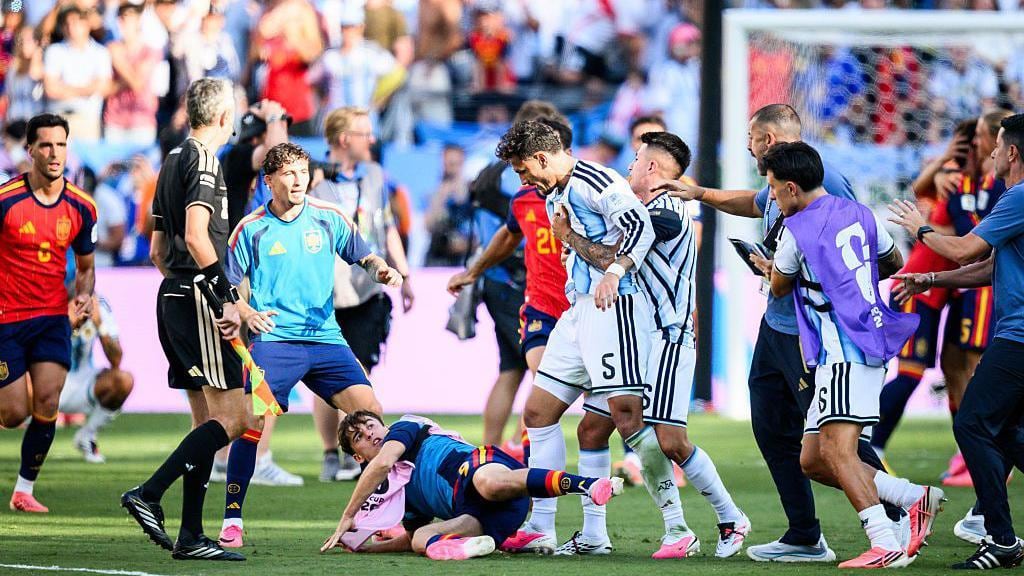 Al final del duelo frente a España se suscitó una gresca con alto grado de violencia. (Foto: Getty Images)