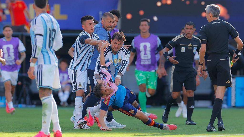 Leandro Paredes empujó a Gavi con un manotazo a la cara y lo tumbó al suelo.