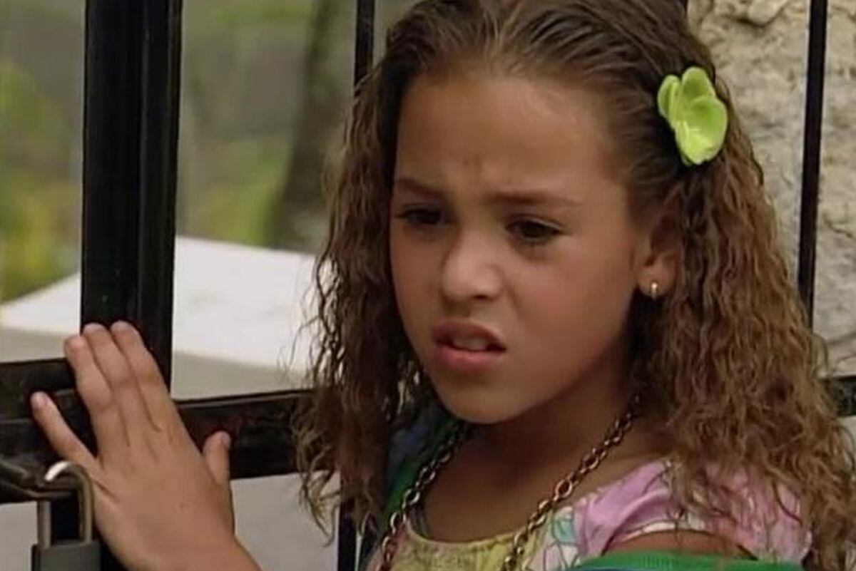 Danna Paola en "Amy, la niña de la mochila azul" (Foto: Televisa)