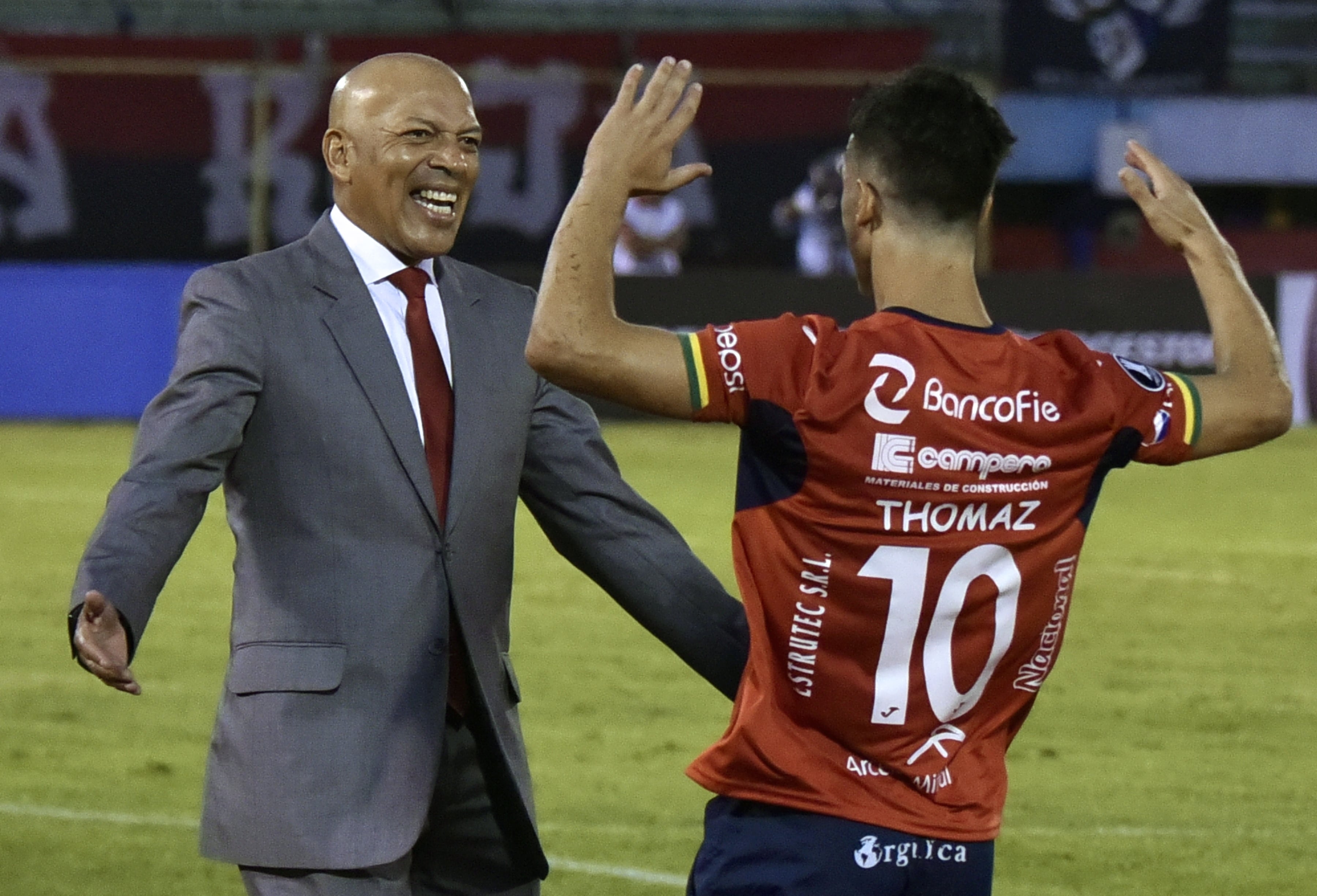 Roberto Mosquera, con Jorge Wilstermann de Bolivia, clasificó a los cuartos de final de la Copa Libertadores en el 2017. (Foto: AFP).
