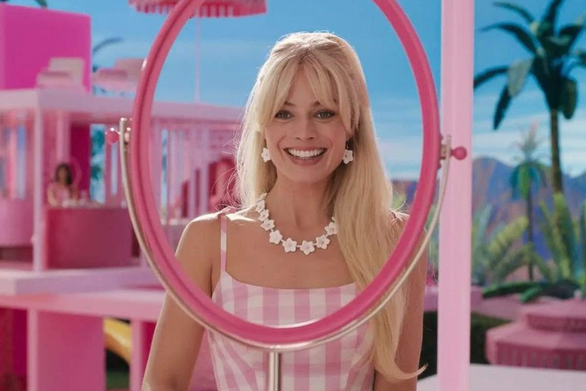 La actriz australiana Margot Robbie en el papel protagónico de "Barbie", la película taquillera de 2023 (Foto: Warner Bros.)