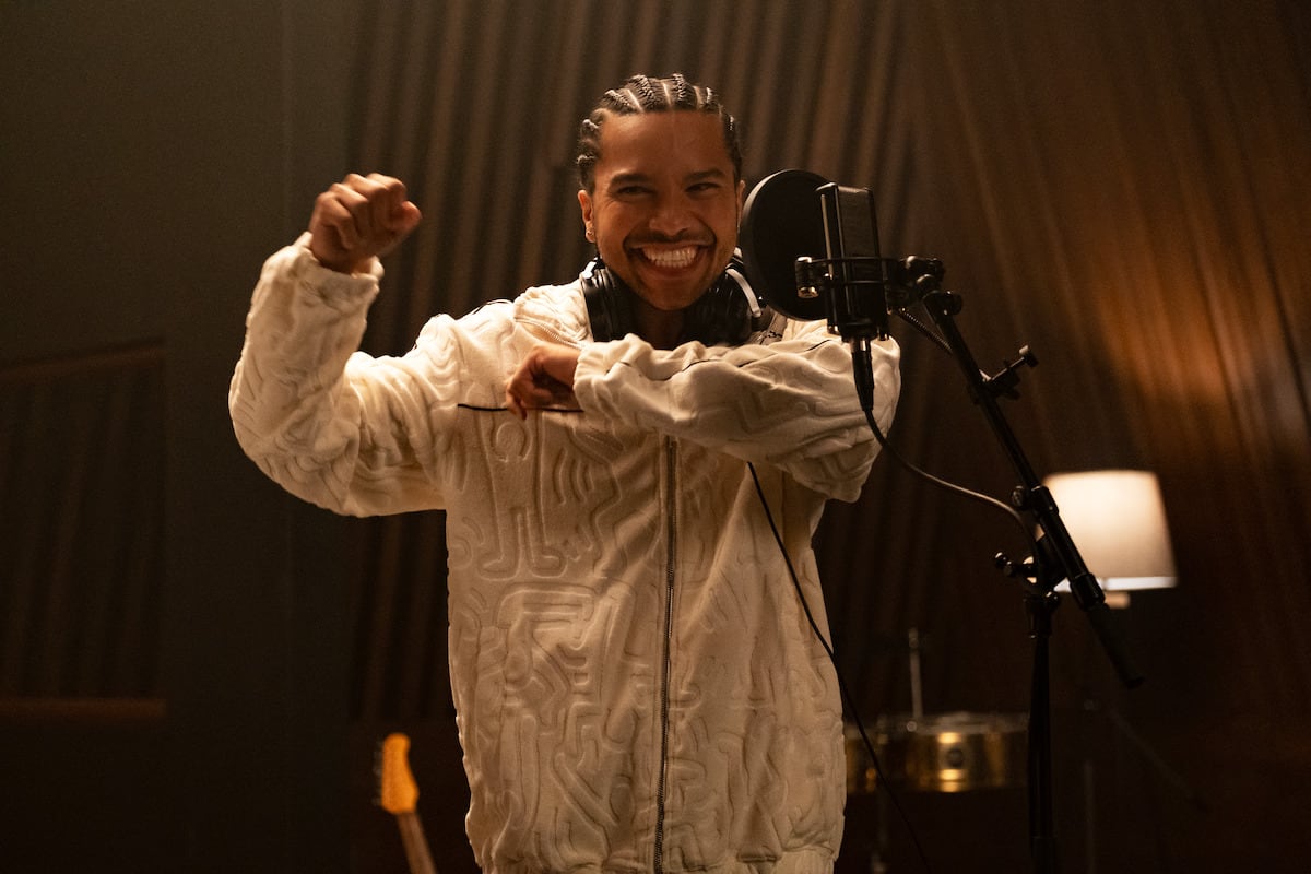 Santi (Tyler Dean Flores) recibe una llamada que salva su carrera musical al final de la primera temporada de "Neón" (Foto: Netflix)