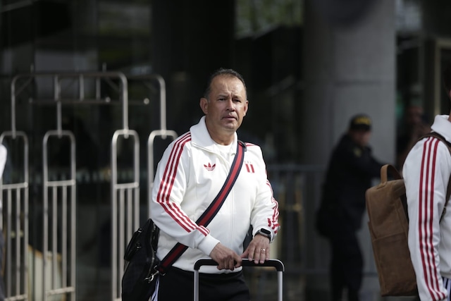 Con la indumentaria retro, la Selección Peruana partió rumbo al aeropuerto, para viajar a La Paz y disputar las Eliminatorias. (Foto: César Bueno @photo.gec)