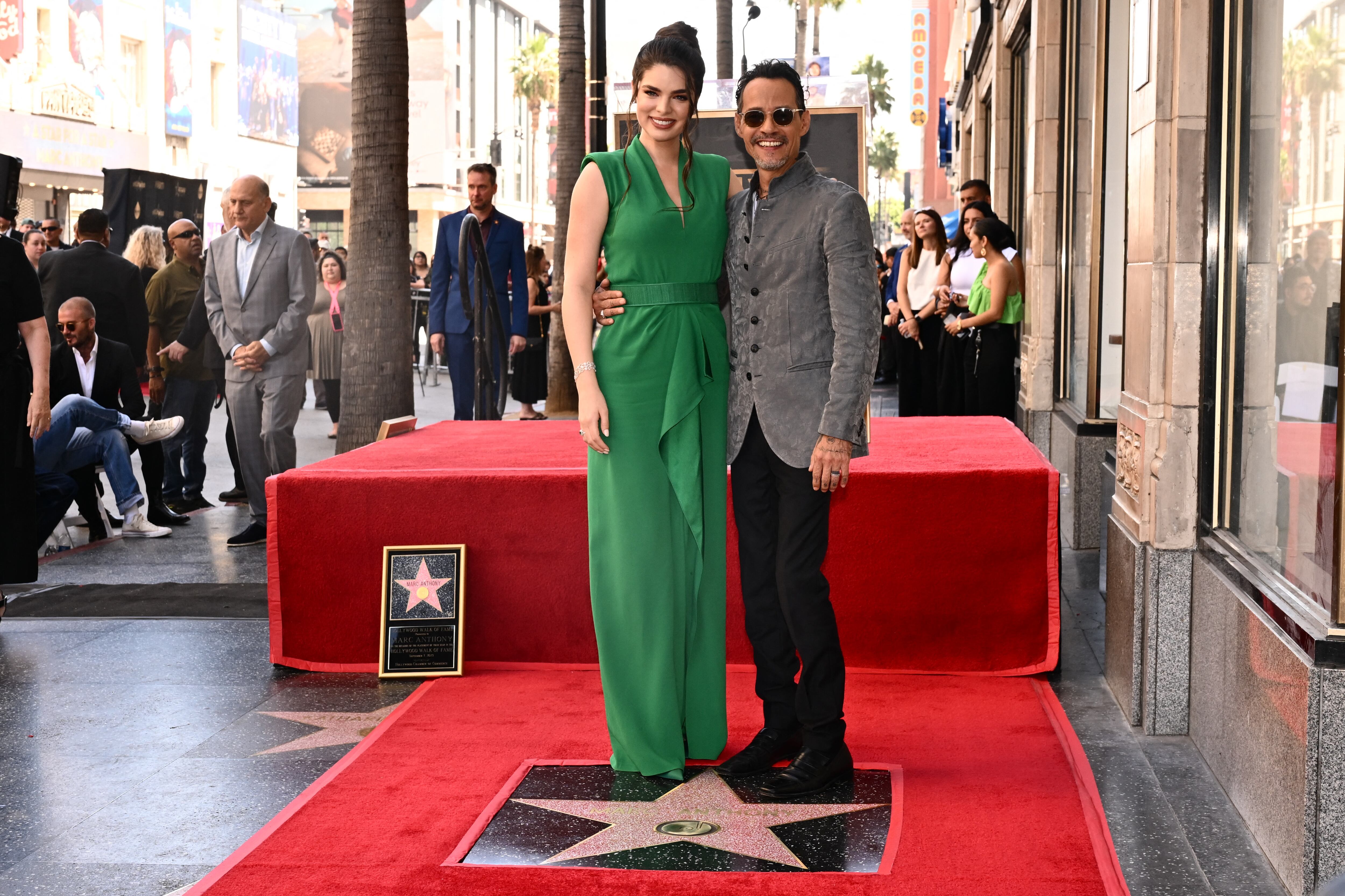 El cantante estadounidense Marc Anthony y su esposa, la modelo paraguaya Nadia Ferreira, posan mientras él recibe una estrella en el Paseo de la Fama de Hollywood durante una ceremonia en Hollywood, California, el 7 de septiembre de 2023. (Foto: AFP)