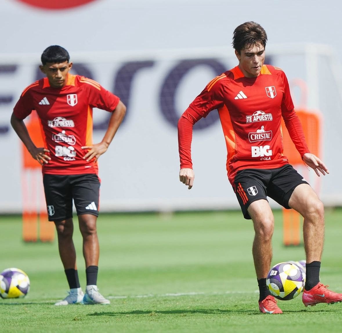 Juan Pablo Goicochea junto a Maxloren Castro en la Selección Peruana Sub-20. (Foto: GEC)