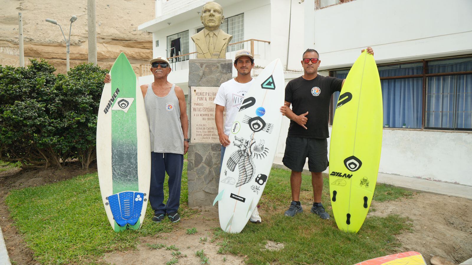 "Pakichay", Joaquín y Alberto, miembros de la familia Del Castillo, fundadora de Punta Hermosa, junto al busto de Matías Espichán. (Foto: Adrián Villegas)